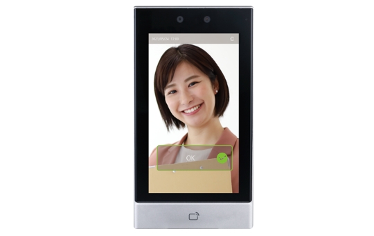 日本語音声ナビと大型タッチパネル液晶
